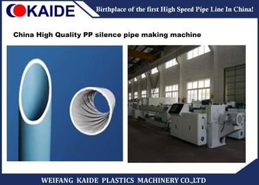 Los altos PP eficientes instalan tubos la cadena de producción/la cadena de producción estupenda del tubo del drenaje del silencio